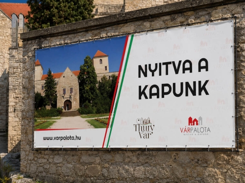 Várpalota várfalra kihelyezett molinó arculati grafika és kültéri reklámtervezés