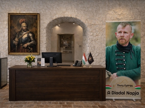 Thury György emlékév arculattervezés belső térben elhelyezett információs installációval