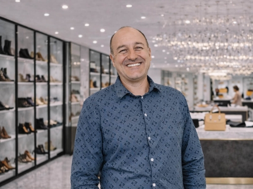 Campanari prémium cipőmárka tulajdonos portré a butik enteriőrben arculattervezés bemutatása