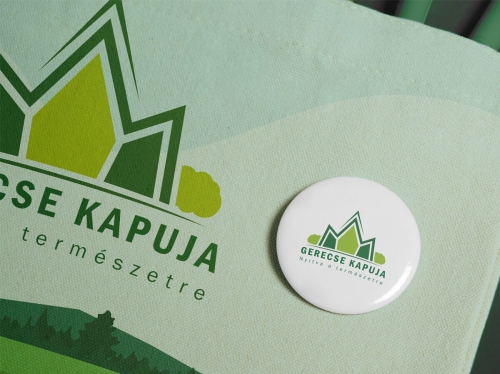 logó használata promóciós kitűzőn arculati rendszerben