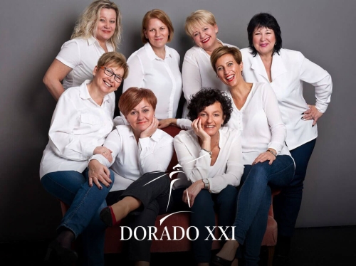 Dorado biztosítás alkusz csapatfotó arculati megjelenéssel