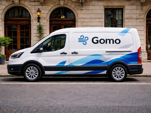 Gomo céges furgon kék-fehér arculati járműdekorációja