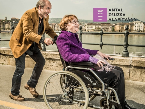 Antall Zsuzsa Alapítvány kampányfotó arculati grafikai megjelenéssel