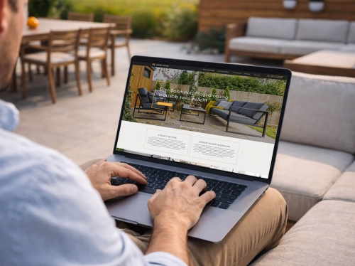 Grande Lagune lakópark weboldal ingatlan értékesítési felület laptopon