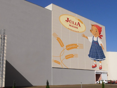 Júlia Malom épületdekoráció és nagyméretű arculati grafika, egyedi illusztrációkkal és márkajelzéssel.