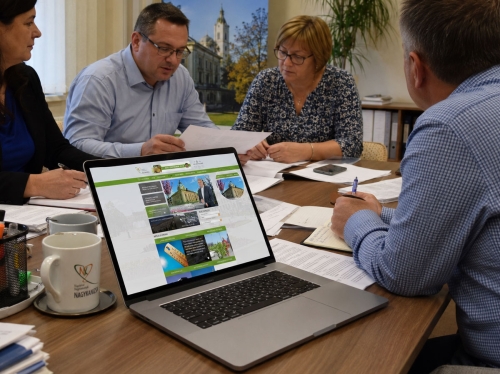 Nagykanizsa városi weboldal webdesign bemutatása irodai laptop mockupon